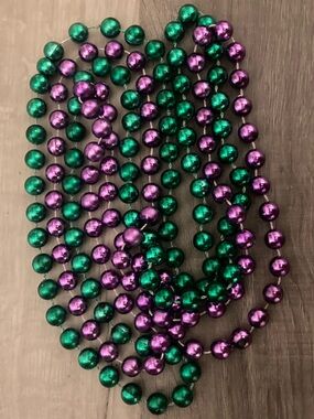 ❤️ (3/$15) Mardi Gras Purple and Green Bead Necklace Set